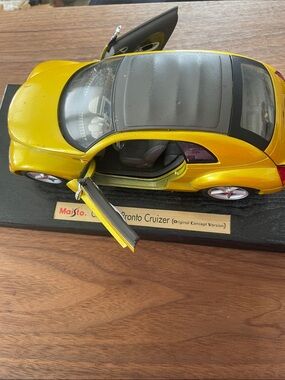 Maisto Yellow Pronto Cruizer Model Car - Yellow/Black